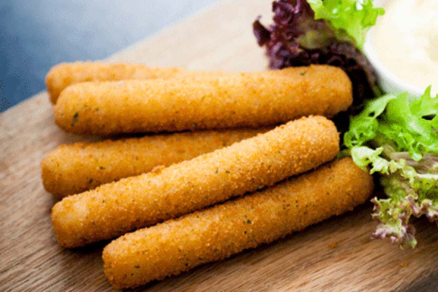 পুদিনার চাটনি সহযোগে গরম গরম পরিবেশন করুন পনীর ফিঙ্গার।