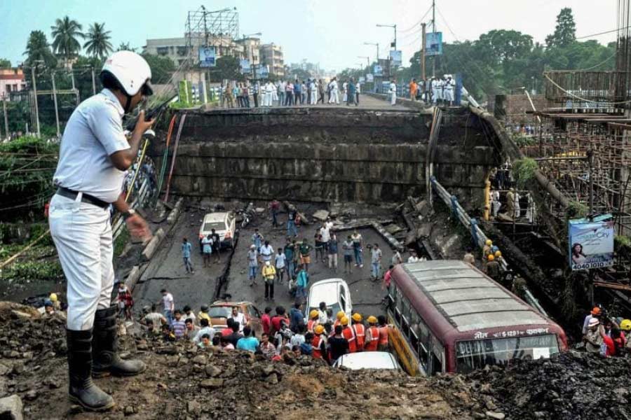 ২০১৮ সালের ৪ সেপ্টেম্বর আচমকা ভেঙে পড়ে মাঝেরহাট সেতু।