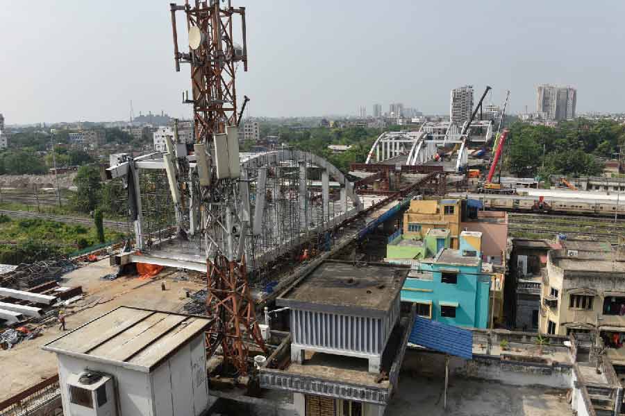 ২০২০ সালের ফেব্রুয়ারিতে টালা সেতু ভাঙার কাজ শুরু হয়। ওই বছরের এপ্রিলে শেষ হয় সেই কাজ। চার লেনের নতুন সেতুর দু’দিকে অ্যাপ্রোচ রোড তৈরি করতে রেলের জমিতে থাকা ৩৮টি আবাসন ভাঙতে হয়েছে।