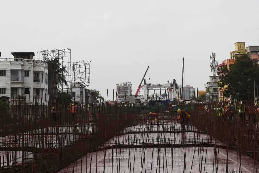 ২০২০ সালের অগস্টে সেতুর নির্মাণকাজ শুরু করে ‘লার্সন অ্যান্ড টুবরো লিমিটেড’। চলতি বছরের জানুয়ারিতে পূর্ত দফতর জানায়, এপ্রিলে খুলে দেওয়া হবে টালা সেতু। অবশ্য সেই সময়সীমা পেরিয়ে গেলেও কাজ শেষ হয়নি।