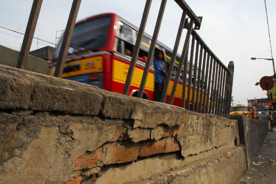 উত্তর কলকাতার সঙ্গে শহরতলির যোগাযোগের অন্যতম প্রধান মাধ্যম টালা সেতু। পুজোর আগে সেতুটি খুলে দেওয়া হলে যানজটের ভোগান্তি অনেকটাই কমবে।