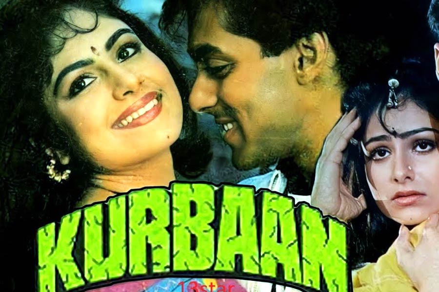 ৯০-এর দশকে বলিউডের সেরা অভিনেত্রীদের মধ্যে অন্যতম ছিলেন আয়েশা জুলকা। ১৯৯১ সালে ‘কুরবান’ ছবির মাধ্যমে বলিউডে পা রাখেন অভিনেত্রী। তার পর থেকে একের পর এক সুপারহিট ছবি দর্শকদের উপহার দিয়ে গিয়েছেন আয়েশা। শুধু হিন্দি ছবিতেই নয়, ওড়িয়া, কন্নড়, তেলুগু ছবিতেও অভিনয় করতে দেখা গিয়েছে তাঁকে।