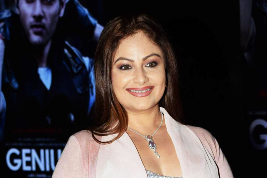 কিন্তু বলিউডে ‘কুরবান’ ছবিতে তাঁর প্রথম অভিনয় করার কথা ছিল না। কথা ছিল, ‘নরসিংহ’ ছবির মাধ্যমেই বলিউডে আগমন হবে আয়েশার। চিত্রনাট্য শুনে পছন্দ হয়েছিল অভিনেত্রীর।