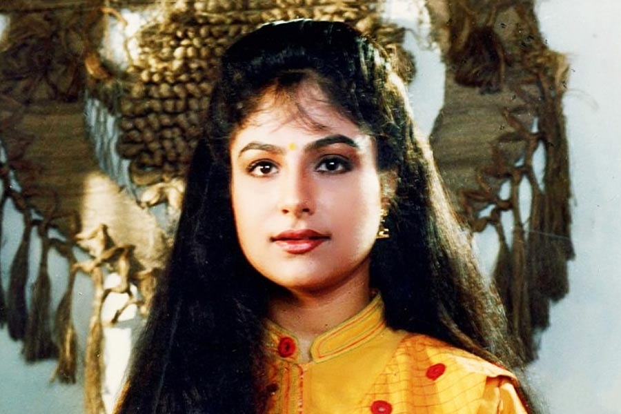 আয়েশাকে ‘মীনা সিংহ’ চরিত্রের জন্য নির্বাচন করা হয়েছিল। এই চরিত্রে অভিনয়ের প্রস্তাবে রাজিও হয়েছিলেন তিনি।