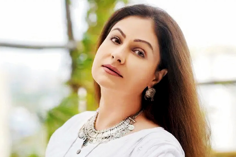 কিন্তু পরের দিন সকালবেলা সংবাদপত্রের একটি হেডলাইন আয়েশার স্বপ্ন চুরমার করে দেয়। সংবাদপত্রের মাধ্যমে অভিনেত্রী জানতে পারেন যে ‘নরসিংহ’ ছবি থেকে বাদ দেওয়া হয়েছে আয়েশাকে।তার বদলে নেওয়া হচ্ছে ঊর্মিলা মাতন্ডকরকে।