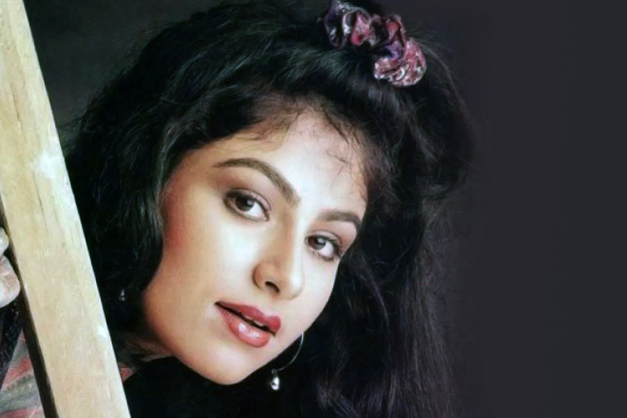 কিন্তু প্রায় সমস্ত সংবাদপত্রে এই খবর প্রকাশ হওয়ায় ছবির পরিচালক-প্রযোজকের সঙ্গে যোগাযোগ করেন তিনি। তাঁদের তরফে জানানো হয়, আয়েশার বদলে তাঁরা ঊর্মিলাকে বেছে নিয়েছেন।