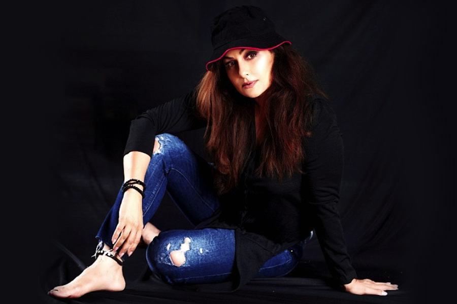 পরবর্তী কালে কানাঘুষো শোনা যায়, ‘কুরবান’ ছবিতে কাজ শুরু করার আগেই তিনি এক অভিনেতার সঙ্গে খারাপ ব্যবহার করেছিলেন। তাই আয়েশাকে বাদ দেওয়ার সিদ্ধান্ত নেওয়া হয়।