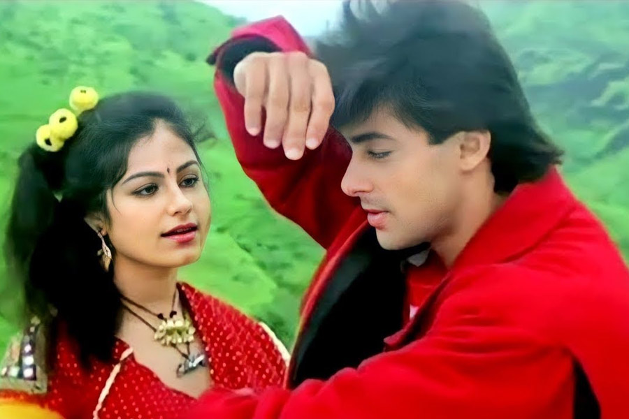 এই ঘটনার কয়েক মাস পরেই তিনি আরও একটি ছবিতে অভিনয়ের প্রস্তাব পান। ‘কুরবান’ ছবিতে সলমন খানের বিপরীতে অভিনয় করার সুযোগ পান আয়েশা।