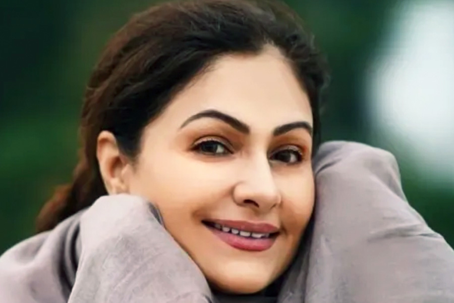 পরিচালক নাসিরকে জানান, আয়েশাকেই তিনি তাঁর ছবির নায়িকা হিসাবে বেছে নিয়েছেন। এর পর আর আয়েশাকে পিছনে ফিরে তাকাতে হয়নি।