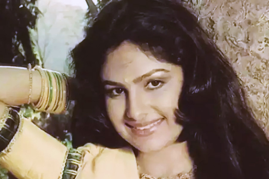 অন্য দিকে ‘কুরবান’ ছবিতে তিনি মুখ্যচরিত্রে অভিনয় করেছিলেন যার প্রভাব তাঁর কর্মজীবনেও পড়ে।