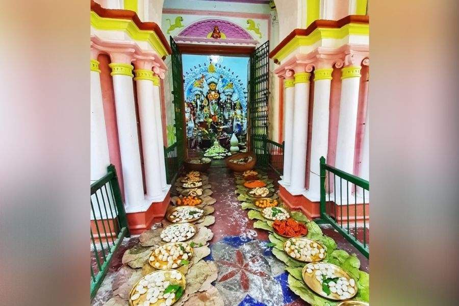 সাতটি পদের ভোগ দেওয়া হয়। তার বেশির ভাগটাই শুকনো মিষ্টি। ভোগের উপচার হিসেবে লেডিকেনি, দরবেশ, চার চৌকো গজা, খাস্তা কচুরি, রাধা বল্লভী, লুচি সাজিয়ে দেওয়া হয় দেবীর সামনে। প্রতিটি পদ দশ গণ্ডা অর্থাৎ ৪০টি করে বানানো হয় দেবীর নৈবেদ্য হিসাবে।  