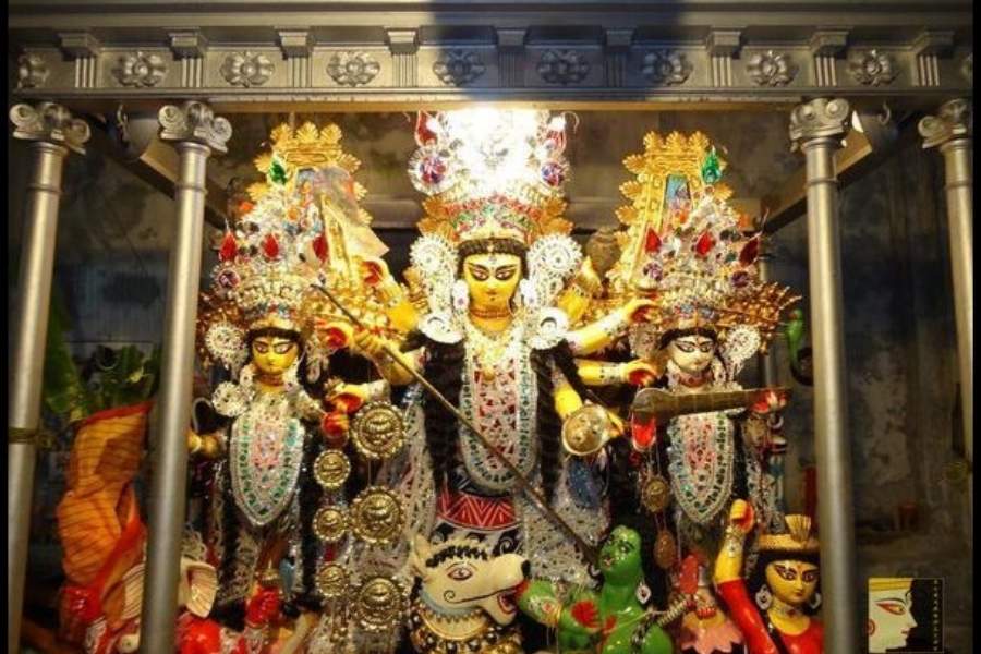 উল্টো রথে কাঠামো পুজো এবং ঘট স্থাপন করা হয় কৃষ্ণপক্ষের নবমী তিথিতে। সাত জন ব্রাহ্মণের চণ্ডীপাঠ চলে সেই দিন থেকে শুরু করে পঞ্চমী পর্যন্ত। কুমারী পুজোহয় সপ্তমী থেকে নবমী।