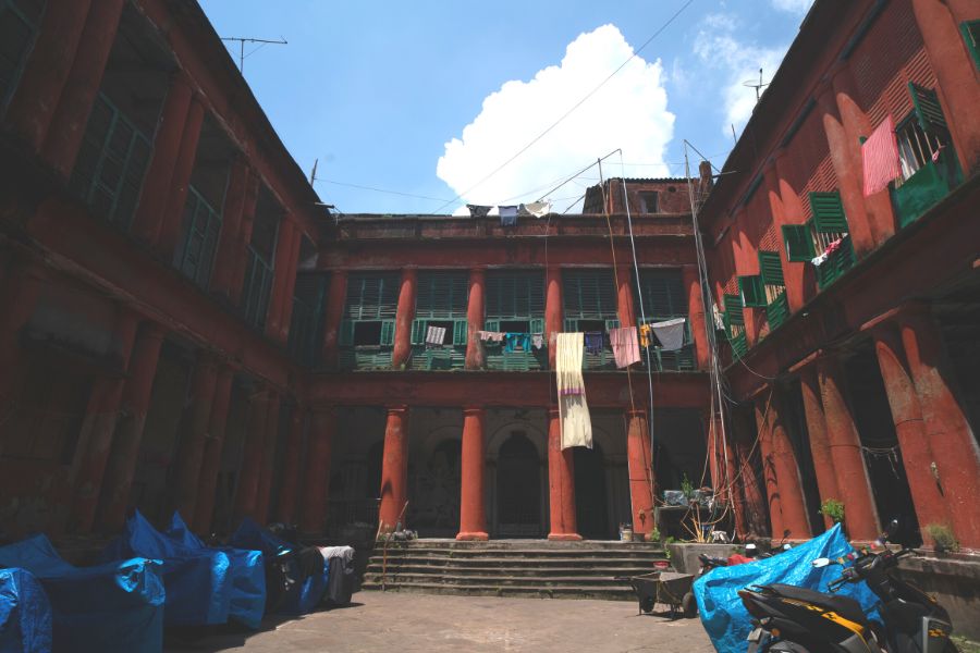 কলকাতার বনেদি বাড়ির পুজোগুলি আভিজাত্যে মোড়া। তাদের হরেক রীতিনীতি আজও পালিত হয় আগের মতোই। যেমন বলরাম দে স্ট্রিটের বনেদি দত্তবাড়ির দুর্গাপুজোর আচার অনুষ্ঠান বেশ আকর্ষণীয়।	