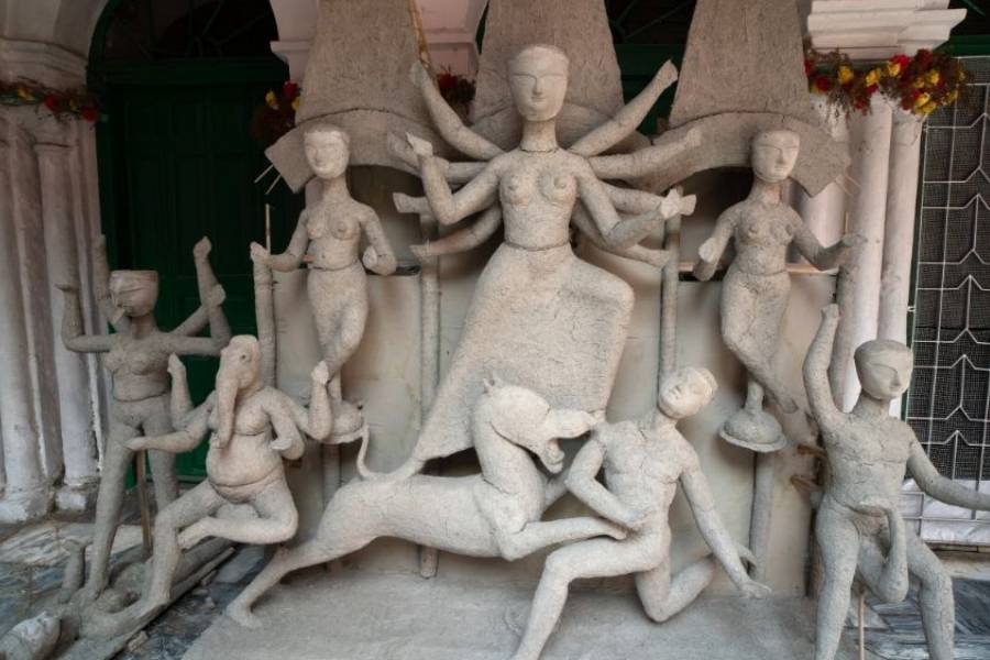 তিনচালা বিশিষ্ট প্রতিমায় মঠচৌরি শিল্পের কাজ দেখা যায়। অতীতে মৃৎশিল্পী হরিপদ পাল ও শিল্পী শিববাবুর সুনিপুণ শিল্পকর্মে দেবী মৃন্ময়ী রূপে সেজে উঠতেন। 