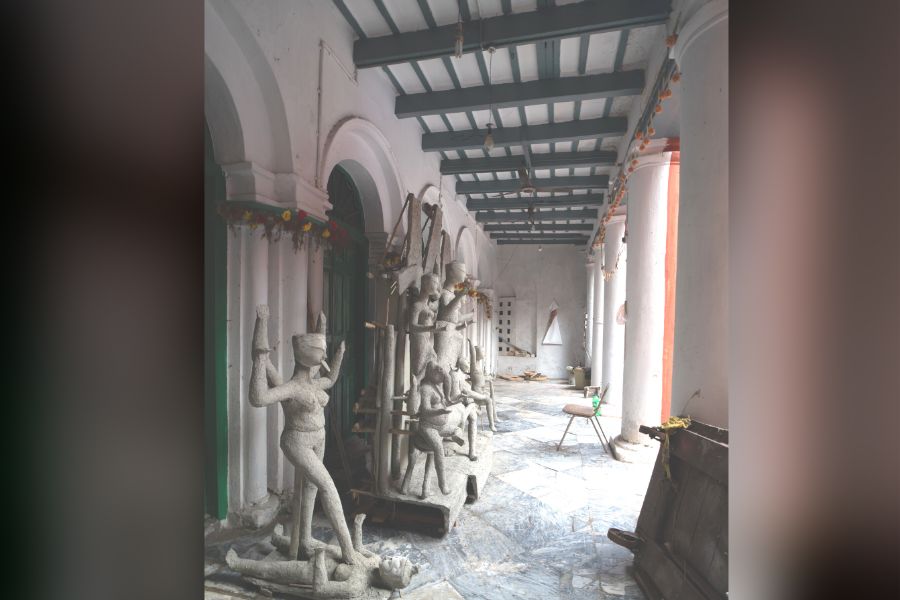 সিগারেটের রাংতার উপরে কখনও রুপোলি, কখনও বা ময়ূরকণ্ঠী নীল রঙে আঁকা হত মা দুর্গার শাড়ির পাড়। কৃষ্ণনগরের পটশিল্পীর নিখুঁত তুলির টানে তিন চালায় ফুটে উঠত বিভিন্ন দেবতার ছবি।   