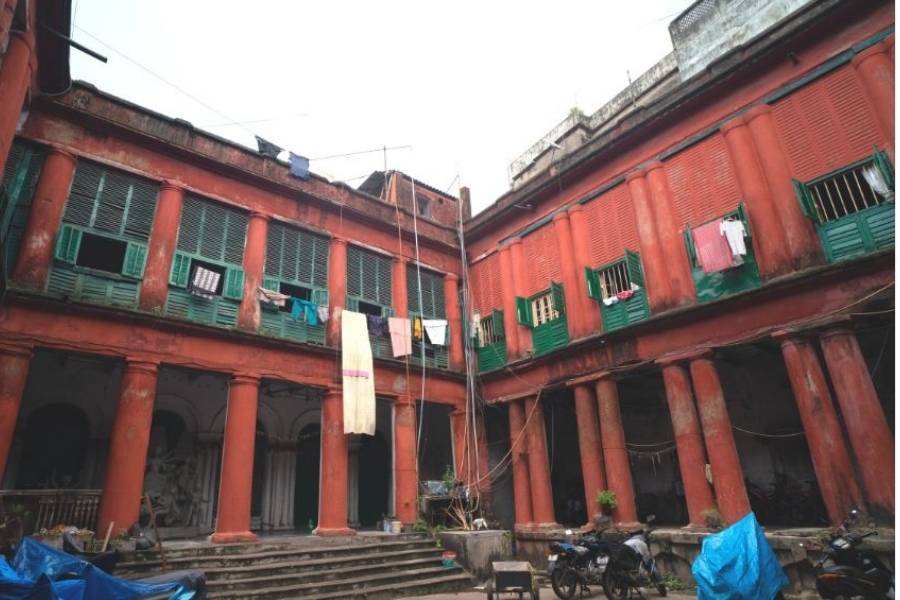 এই পুজোর অন্যতম রীতি অনুযায়ী অষ্টমী ও নবমীতে বাড়ির মহিলারা মাথায় ও দুই হাতে কাপড় বেঁধে তার উপর মালসায় পাটকাঠির ধুনো জ্বালিয়ে দেবীশক্তির আরাধনা করেন।