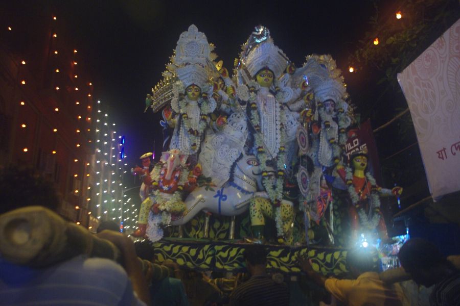 বর্তমানে এই রীতির প্রচলন নেই আর। প্রথমে কাঁধে করে ও পরে গাড়িতে প্রতিমা নিরঞ্জন করা হয়।    