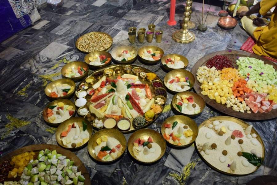 পরবর্তীকালে সর্বসাধারণের জন্য দশমীতে খিচুড়ি ও পায়েস ভোগের আয়োজন করা হয়। সেই রীতি আজও চলছে।     