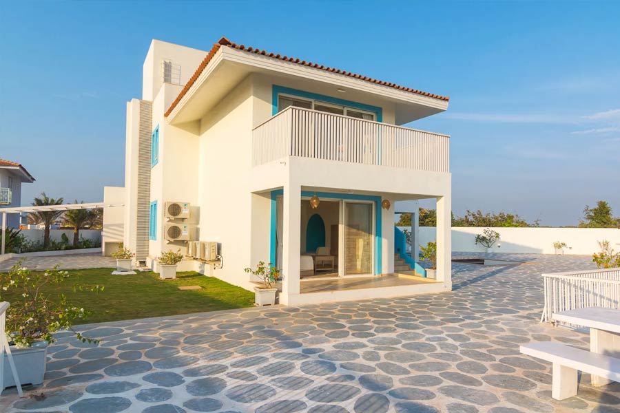 ভারতের বিভিন্ন পর্যটন কেন্দ্রে এমন বহু বাড়ি রয়েছে, যা পর্যটকদের জন্য অতিথিআবাস হিসাবে ভাড়া দেওয়া হয়। এই সংস্থার মাধ্যমেই সেই বাড়িগুলি নির্দিষ্ট দিনের জন্য বুক করতে পারেন পর্যটকেরা।