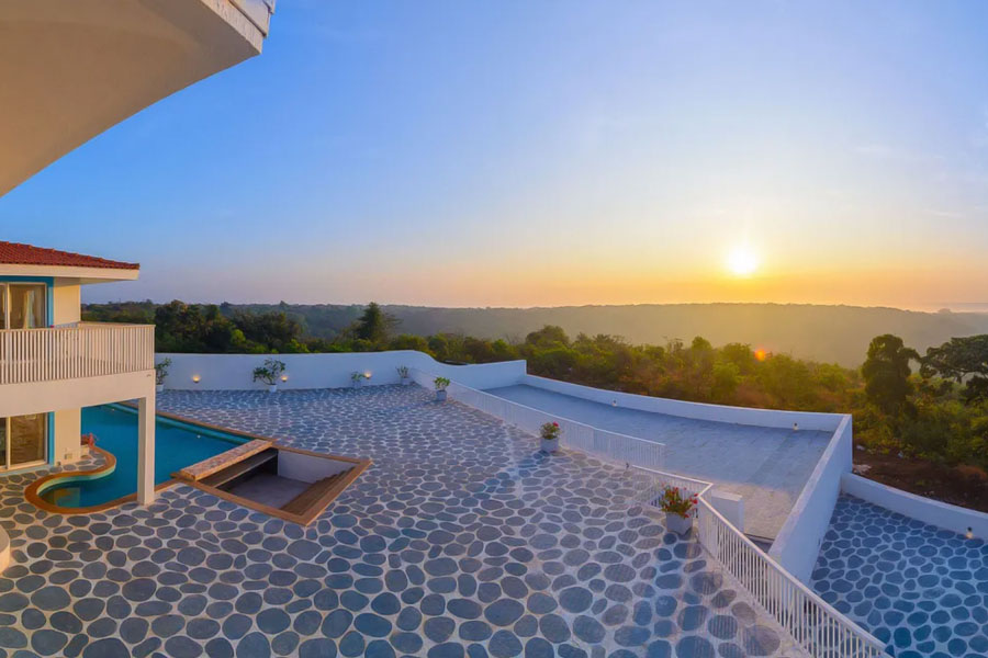 এ বার যুবরাজের বাড়িতেও থাকার সুযোগ মিলবে। এই বিলাসবহুল বাড়ির নাম ‘কাসা সিংহ’। গোয়ার মঞ্জিম এলাকায় চাপোরা নদীর তীরে রয়েছে বাড়িটি।