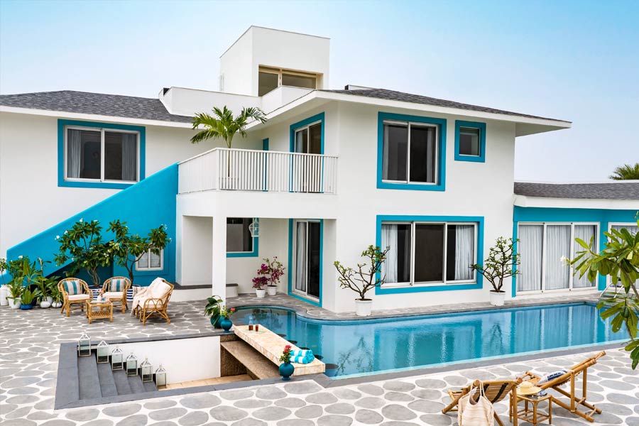 দু’তলা বাড়ির উপরতলায় রয়েছে বিশাল বেডরুম। তার সঙ্গে লাগোয়া বারান্দাও। এখানে দাঁড়িয়ে আরব সাগরের সৌন্দর্য উপভোগ করা যায়।