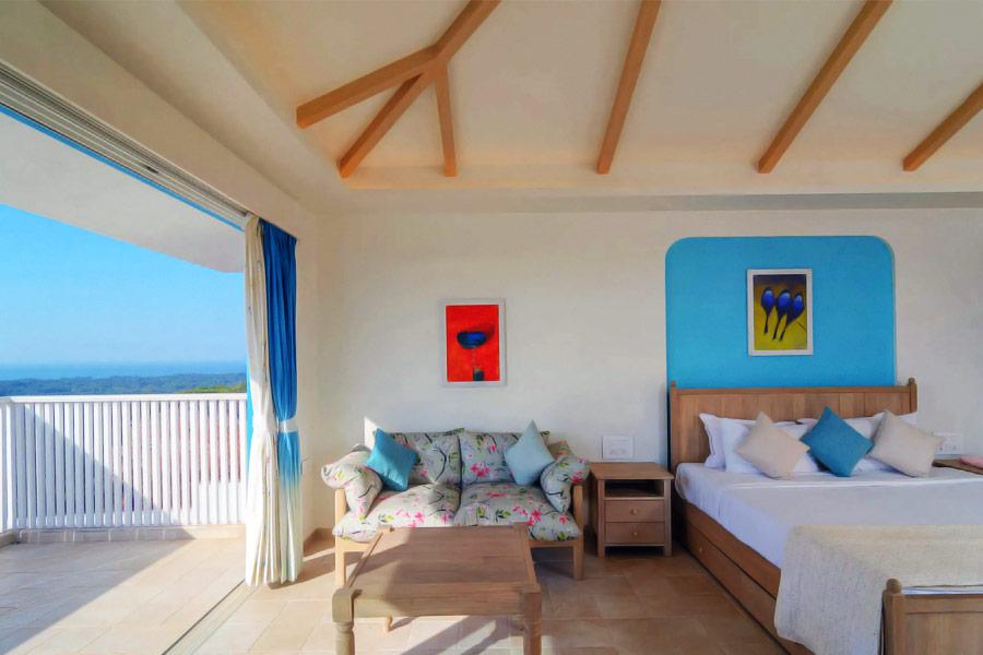 অতিথিদের থাকার জন্য আলাদা একটি গেস্টরুমের ব্যবস্থাও রয়েছে। এই ঘর থেকে ছাদেও যাওয়া যায়।