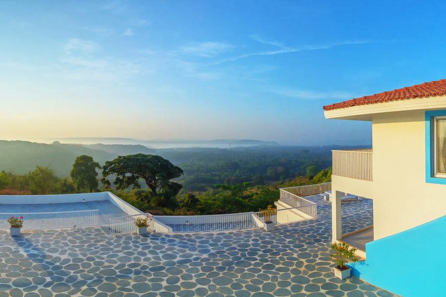 ঘরের ভিতর প্রবেশ করার পরেই ভার্চুয়াল মাধ্যমে নিজের বাড়িতে স্বাগত জানাবেন যুবরাজ। অনলাইন মাধ্যমে অতিথিদের সঙ্গে আলাপচারিতাতেও জড়াবেন তিনি।