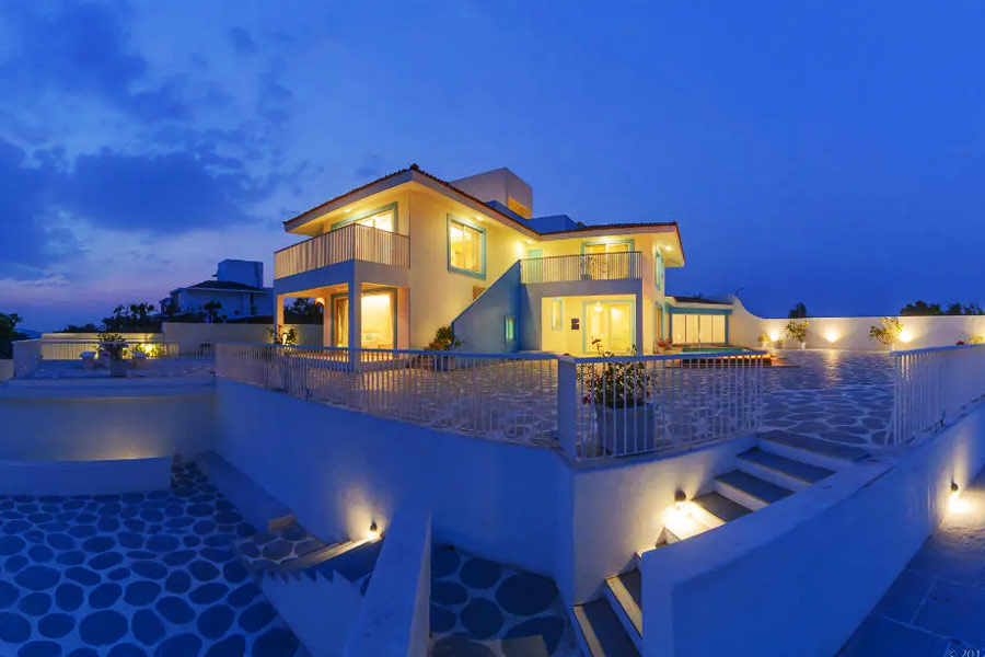 বাড়িতে শেফও রয়েছে। গোয়ার যে খাবারগুলি যুবরাজ খেতে পছন্দ করেন, শেফের সান্নিধ্যে সেই খাবারগুলি চেখে দেখার সুযোগও মিলবে অতিথিদের।