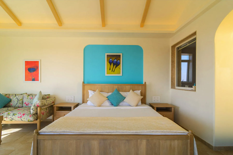 বাড়ির সামনে যে বিশাল সুইমিং পুল রয়েছে, সেখান থেকে সূর্যাস্ত দেখার অনুরোধও করেছেন যুবরাজ।