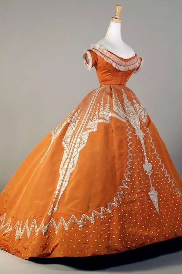 ভিক্টোরিয়ান মোটিফ:  কর্ড সেট এ বছর ফ্যাশনে ইন। কমলা প্রিন্টের এই সেট কালেকশনে থাকলেই কেল্লাফতে! উজ্জ্বল এই পোশাকটির নীচে ব্রালেট পরলে দেখাবে আরও সুন্দর!