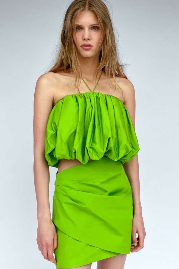 ভলিউমিনিয়াস টপ: সবুজ রঙের একটা মাধুর্য আছে।  বেশির ভাগ ব্র্যান্ড এই রঙের পোশাক রেখেছে তাদের সম্ভারে। প্রিন্টেড স্কার্ট বা হট প্যান্টের সঙ্গে এই ধরনের ভলিউমিনিয়াস টপ বেশ মানানসই। 