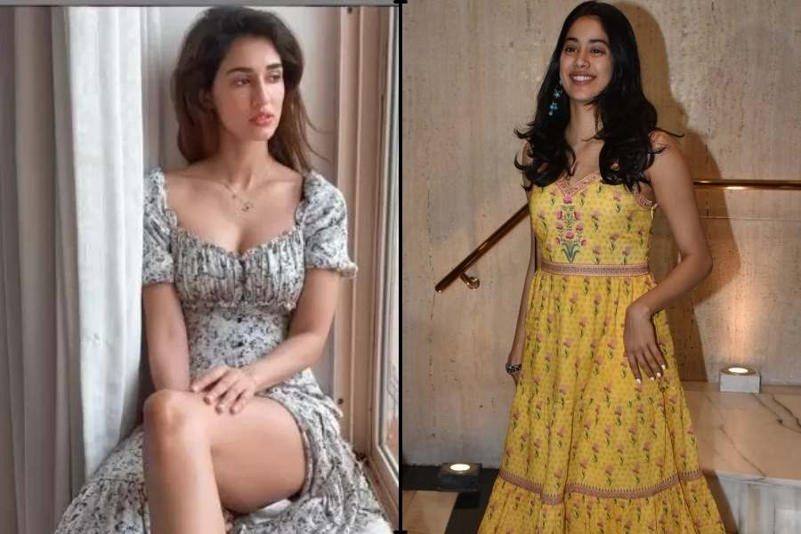 প্রিন্টেড ম্যাক্সি ড্রেস: ষষ্ঠী বা  সপ্তমীর অলস বিকেল অথবা বাড়িতে জমাটি আড্ডা- ম্যাক্সি ড্রেস কিন্তু সবচেয়ে আরামদায়ক হবে।