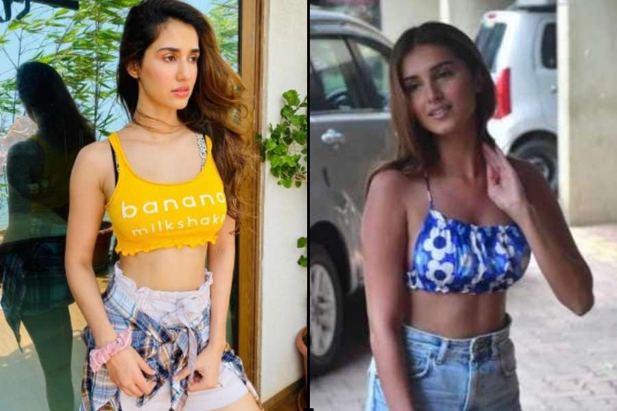 স্ট্র্যাপি ক্রপ টপ:   ৯০-এর দশকের ক্রপ টপ ফ্যাশন  ফিরে এসেছে ! এই ধরনের টপ দিয়ে শাড়ি পরলেও ভাল লাগবে। নবমীর পার্টির জন্য বেছে নিতেই পারেন। 