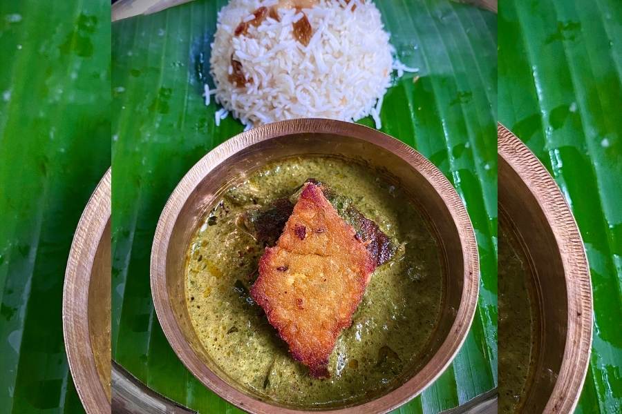 ধোঁকা সামান্য নরম হয়ে গেলে উপরে ঘি ছড়িয়ে দিলেই তৈরি পালং ধোঁকা।