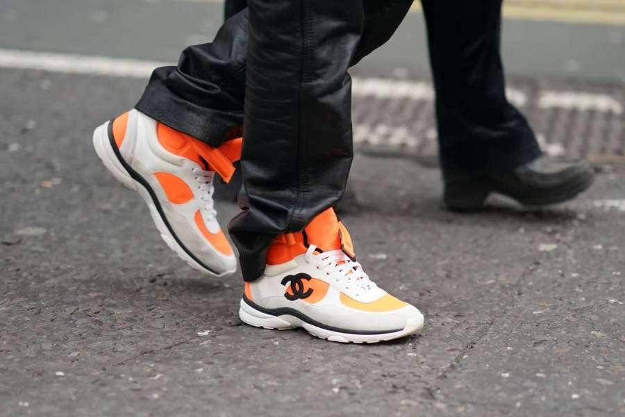 স্নিকার্স: একটা পপ কালার কিংবা উজ্জ্বল রঙের স্নিকার্স 'গেম চেঞ্জার' হয়ে উঠতে পারে যে কোনও মুহূর্তেই।