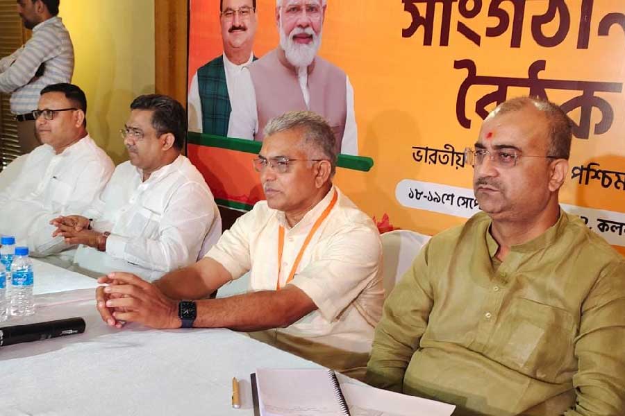 কলকাতায় প্রথম বৈঠক মঙ্গলের। রয়েছেন সুনীল বনসলও।