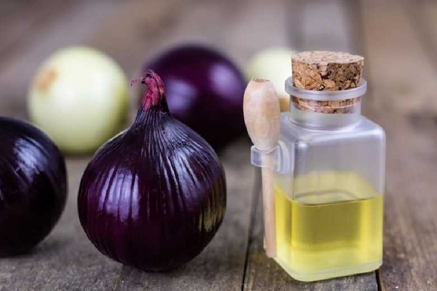 চুলের জন্য বাড়িতে তৈরি পেঁয়াজের তেল একেবারেই নির্ভরযোগ্য।