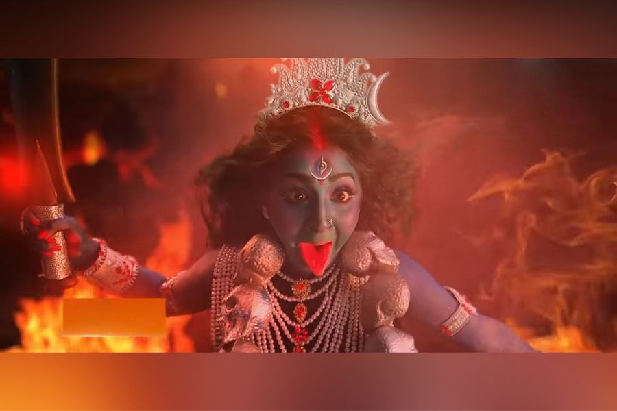 আরও চমক রয়েছে মহালয়ার অনুষ্ঠানে। অভিনেত্রী স্বস্তিকা ঘোষ রয়েছেন ভয়ঙ্করী চামুণ্ডা রূপে।