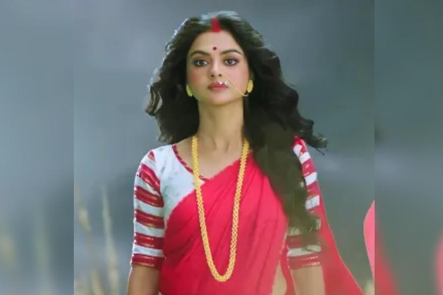 লাল পাড় শাড়ি,খোলাচুল আর সাবেকি সোনার গয়নায় দশভূজার মানবী রূপে দেখা যাবে সোলাঙ্কি রায়কে।