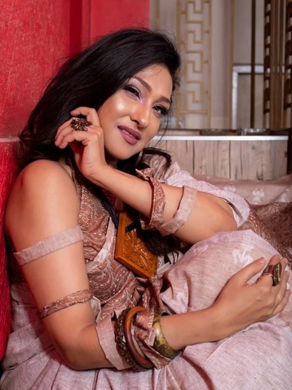  তিন রকমের প্যাস্টেল শেডের সুতি, ইক্কত, সিল্ক কটনের অ্যাসিমেট্রিক শাড়ি। সঙ্গে মেহগনি হাতে বানানো গয়না। ঋতুপর্ণার অষ্টমীর ফার্স্ট লুক।