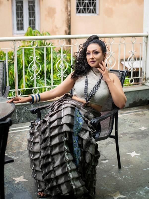 বন্ধুদের সঙ্গে সঞ্জয়ের পাশের সিটে বসে ঠাকুর দেখা, ফুচকা খাওয়া, দেরি করে বাড়ি ফিরে ‘বন্ধুর বাড়িতে আছি’ বলে বাবা-মার বকুনির হাত থেকে বাঁচা, বন্ধুদের কল্যাণে প্রেমিকের সঙ্গে সময় কাটানোর সুযোগ- এমন অজস্র রঙে রঙিন ছিল ঋতুর ছোটবেলার পুজো। 