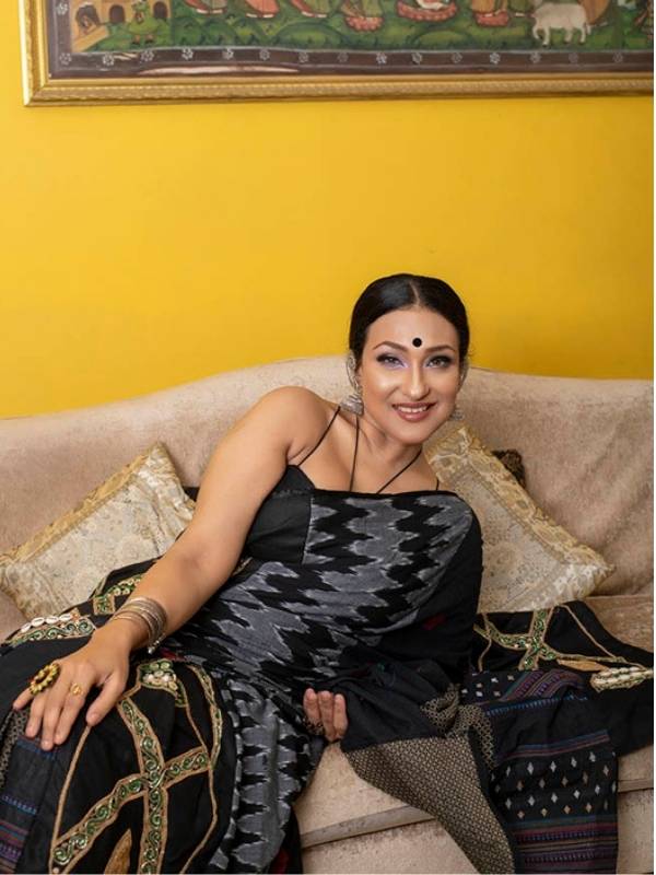 লাল মারুতির সামনের সিটে ছিল পাকা জায়গা। ওখানে ঋতু ছাড়া কেউ বসতে পারবে না, এমনই নির্দেশ ছিল ছোটবেলার বন্ধু-প্রেমিক সঞ্জয়ের। সময় বদলেছে, গাড়িও বদলেছে।