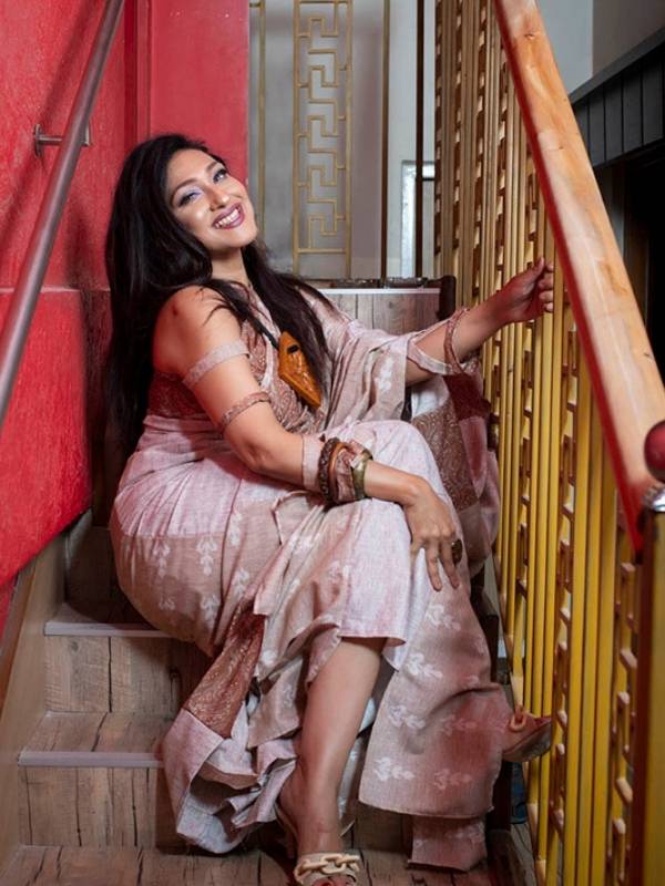 পুজোয় ঋতুপর্ণার সাজের তালিকায় শাড়ি তো থাকবেই। এই সনাতনী শাড়িটিতে রয়েছে পাশ্চাত্যের ছোঁয়া। 