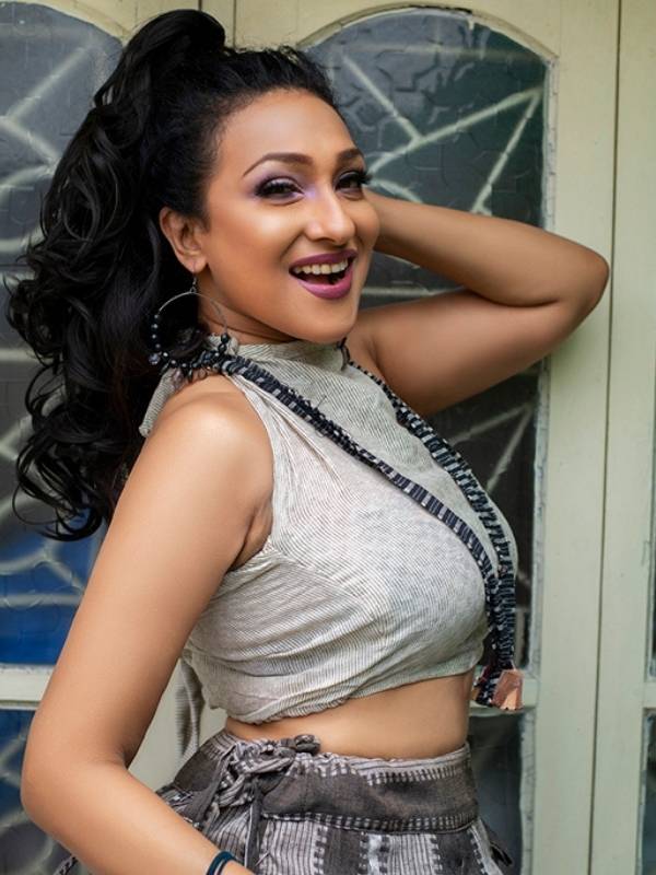 সঞ্জয়ের সঙ্গেই এখন সুখের ঘরকন্না ঋতুপর্ণার। গাড়ির সামনের সিটের পাকাপাকি আরোহী। 