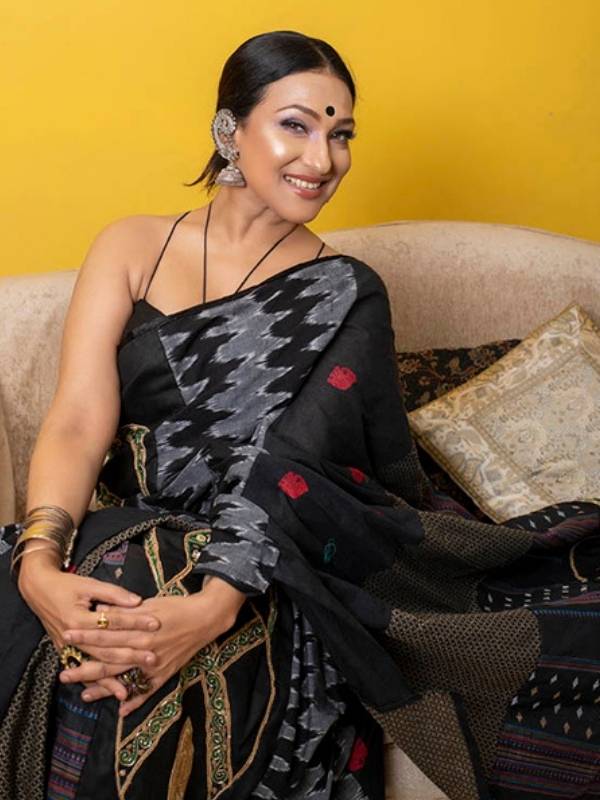 কালো শাড়িতে জারদৌসির হ্যারিকেন মোটিফের এমব্রয়ডারি। চারটি প্যানেল করা এই অভিনব নবমীর সাজে ঋতুপর্ণাই যেন দুর্গাপুজোর শো স্টপার!