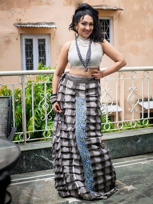 লং স্কার্ট, কিন্তু এক ঝলকে যেন লেহঙ্গা। সঙ্গে হালকা রঙের স্লিভলেস ব্লাউজ-টপ। সপ্তমীর সকাল বা সন্ধে এই পোশাকেই আরও রঙিন ঋতু।