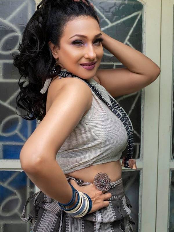 পুজোর দিনগুলোয় ডিজাইনার ইরানি মিত্রর পোশাকে সাজবেন ঋতুপর্ণা। তারই ঝলক তুলে ধরেছে আনন্দ উৎসব। 