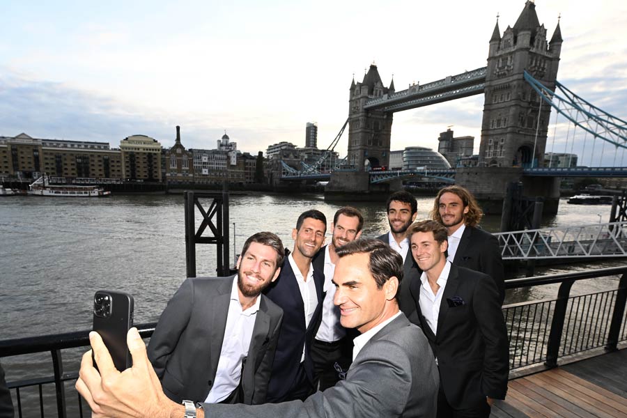 তরুণদের নিরাশ করেননি ফেডেরার। তাঁদের সঙ্গে সময় কাটিয়েছেন। মজা করেছেন। একসঙ্গে নিজস্বী তুলেছেন। পিছনে লন্ডন ব্রিজকে রেখে তাঁদের নিজস্বী সমাজমাধ্যমে ভাইরাল।