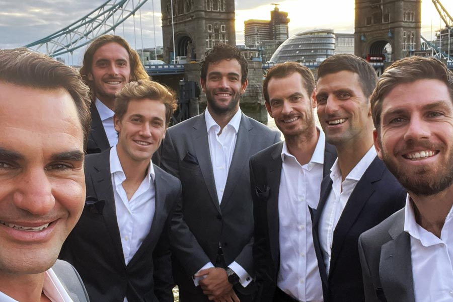 তিন মূর্তি ছাড়াও সেই দলে ছিলেন ফ্রান্সেস টিয়াফো, ক্যাসপার রুডের মতো তরুণ টেনিস খেলোয়াড়রা। ফেডেরারের সঙ্গে কথা বলতে দেখা যায় তাঁদের। টেনিসের অন্যতম সেরা খেলোয়াড়কে কাছে পেয়ে চওড়া হাসি তাঁদের মুখে।  