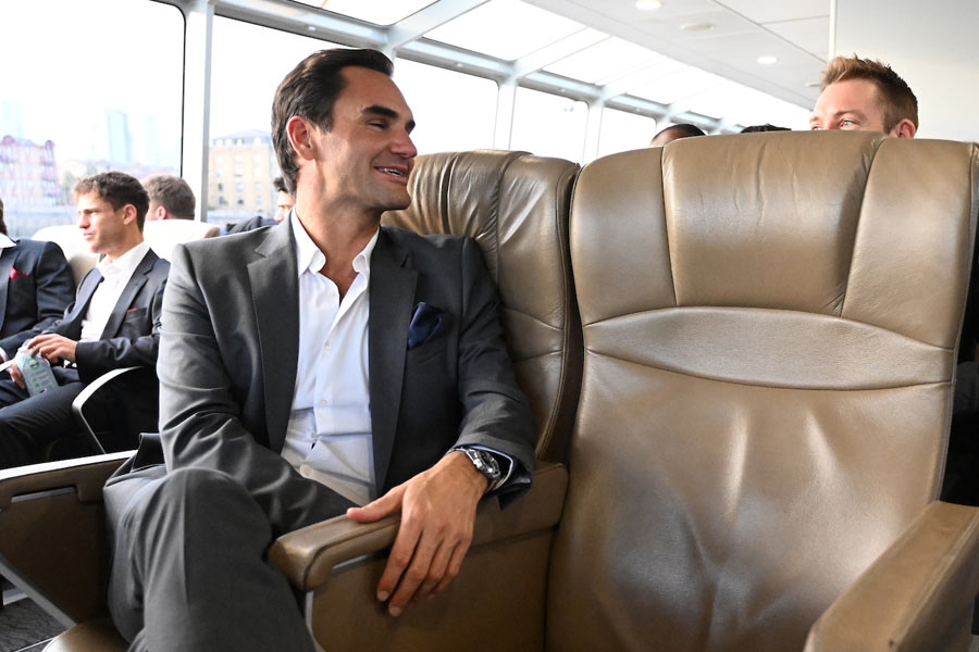 লন্ডনে ফেডেরারের সঙ্গে ছিলেন নোভাক জোকোভিচ, অ্যান্ডি মারেরা। সবাই মিলে লন্ডনের রাস্তায় ঘুরলেন। গল্পে মাতলেন। সবার মধ্যমণি ছিলেন সেই ফেডেরার।